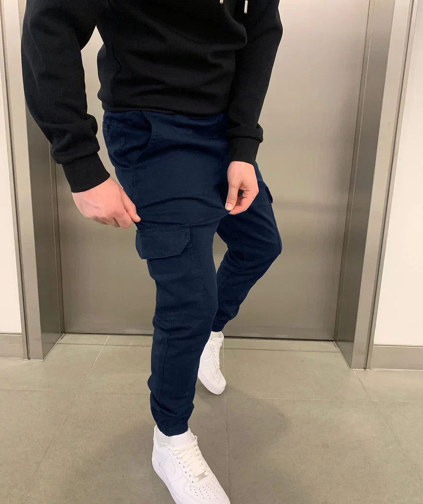 Pantalon jogger cargo homme ajusté noir, design épuré et confortable pour un style moderne polyvalent.