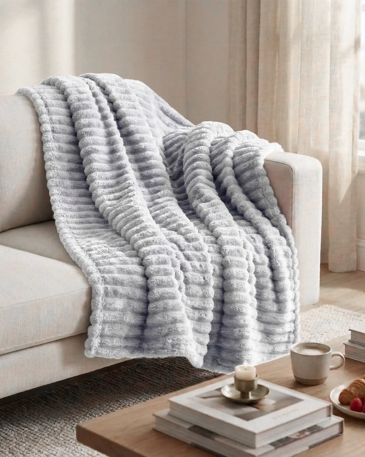 Plaid polaire doux, parfait pour un coin lecture confortable dans le salon.