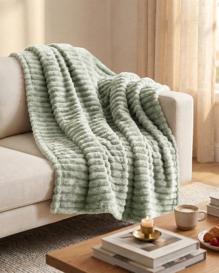 Couverture polaire, chaleur et douceur pour des moments relaxants à la maison.