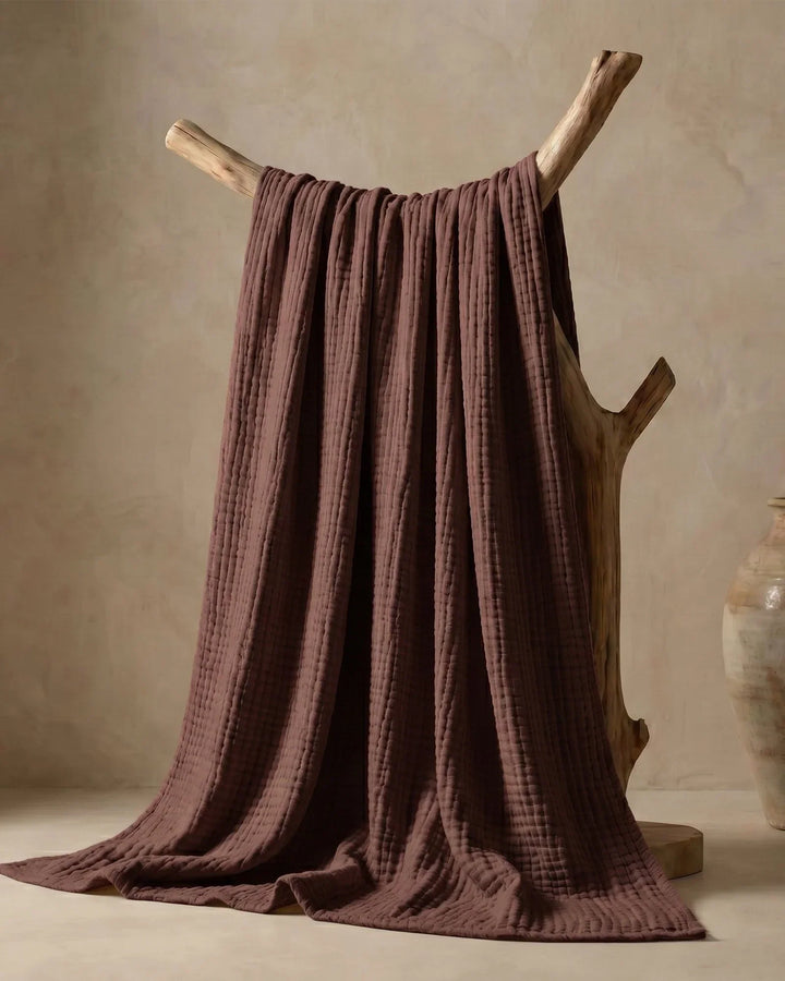 Plaid en mousseline de coton, confort naturel et respirant, un essentiel pour la maison.