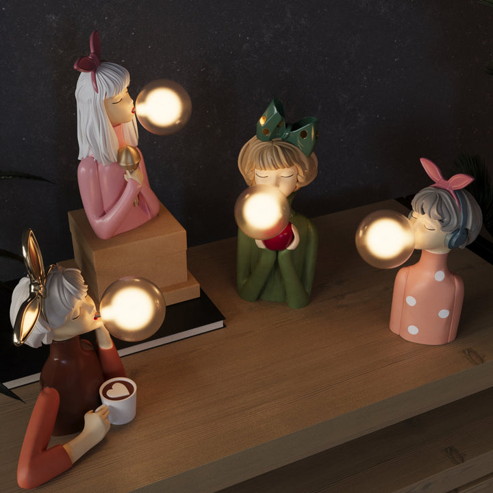 Lampe de table blanche pour salon, style moderne. Éclairage doux, parfait pour une ambiance chaleureuse.
