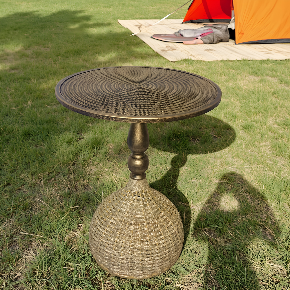 Meuble artisanal: table d'appoint ronde en fer tressé vintage. Parfaite pour une déco salon unique.