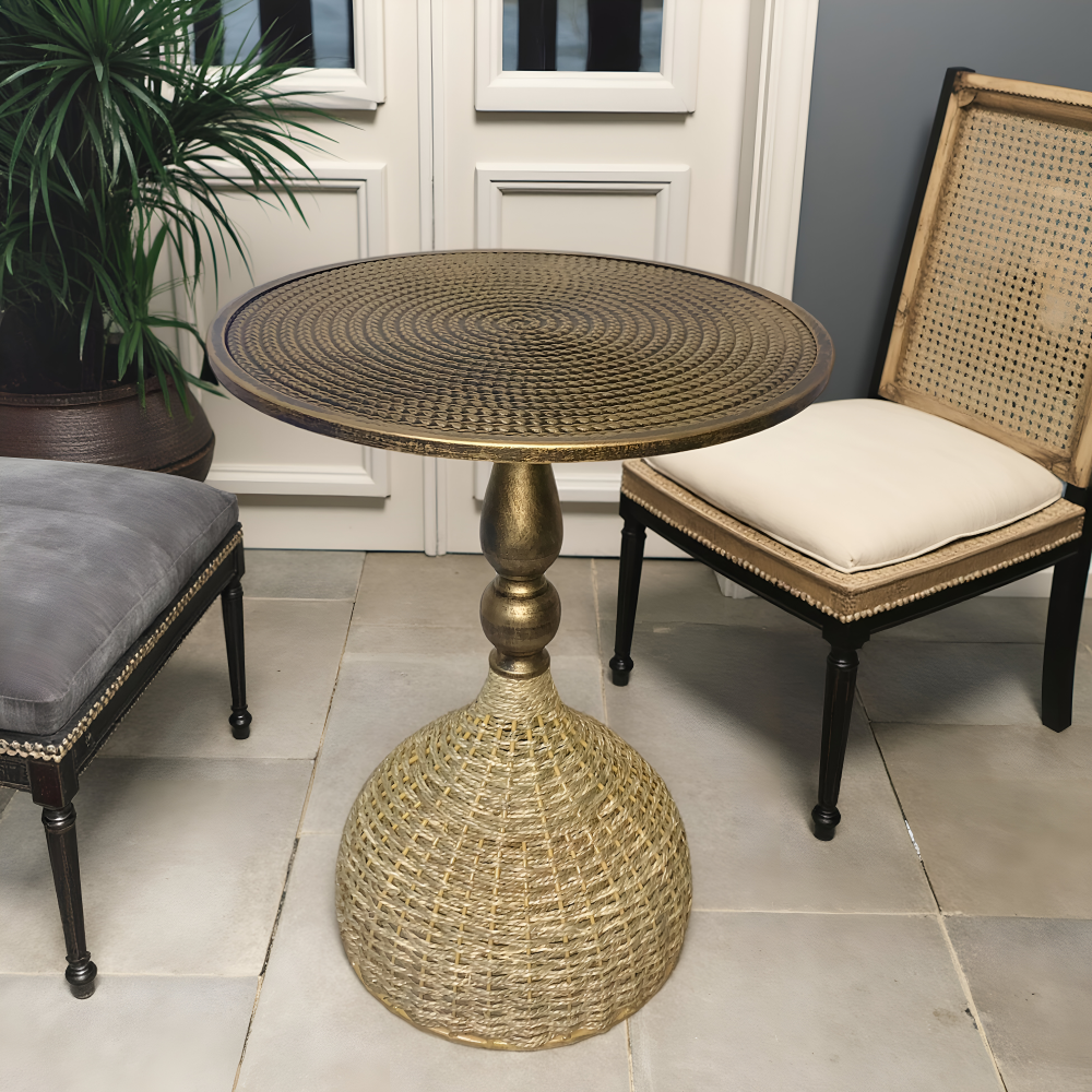 Table d'appoint polyvalente en fer tressé. Design vintage rond pour salon, chambre ou comme table basse.