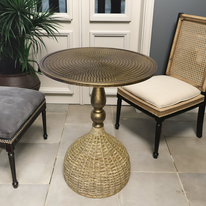 Table d'appoint polyvalente en fer tressé. Design vintage rond pour salon, chambre ou comme table basse.
