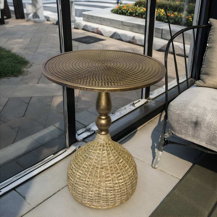 Table d'appoint ronde en fer tressé vintage. Design artisanal pour salon.