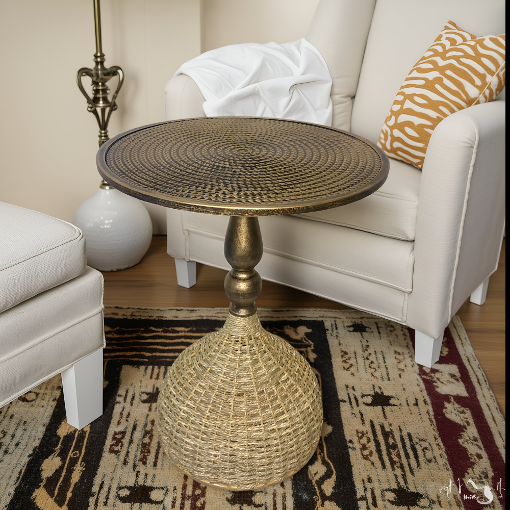 Table d'appoint ronde en fer tressé, style vintage. Parfait pour une touche décorative dans votre salon.