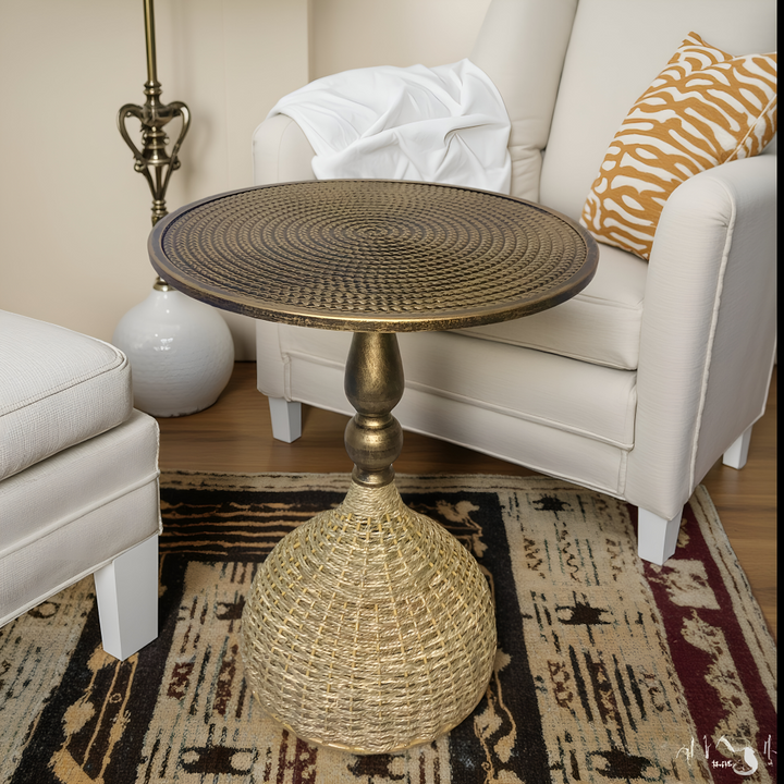 Table d'appoint ronde en fer tressé, style vintage. Parfait pour une touche décorative dans votre salon.