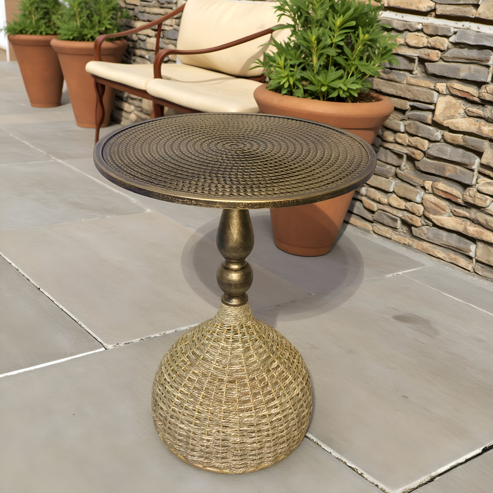 Grande table d'appoint ronde en fer tressé vintage. Meuble artisanal, parfait comme table basse de salon.
