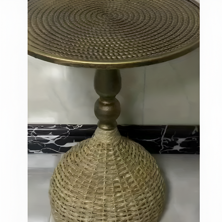 Superbe table d'appoint ronde en fer tressé, design vintage artisanal. Décoration de salon élégante.