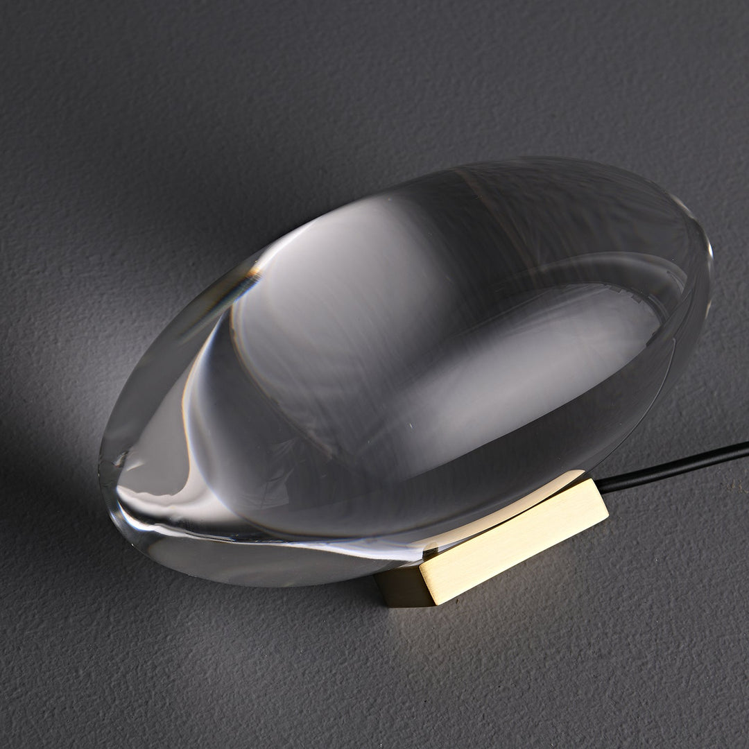 Lampe de table LED cristal, ambiance lumineuse, économie d'énergie, un objet décoratif moderne.