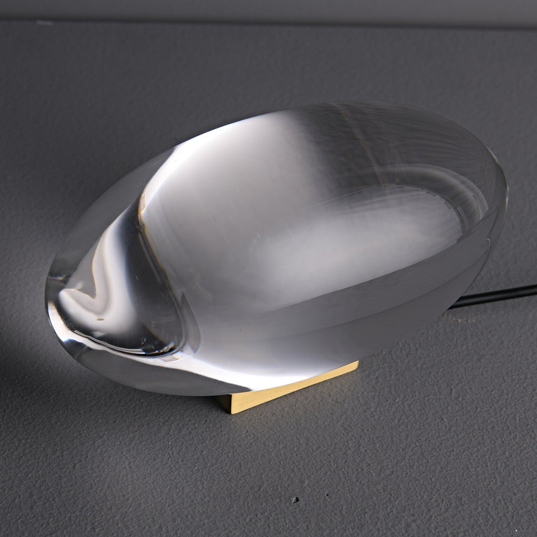 Lampe de chevet LED cristal, design épuré, pour une lumière d'ambiance douce et relaxante.