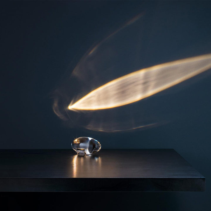 Lampe de bureau LED cristal, design contemporain, offrant une lumière d'ambiance douce et efficace.