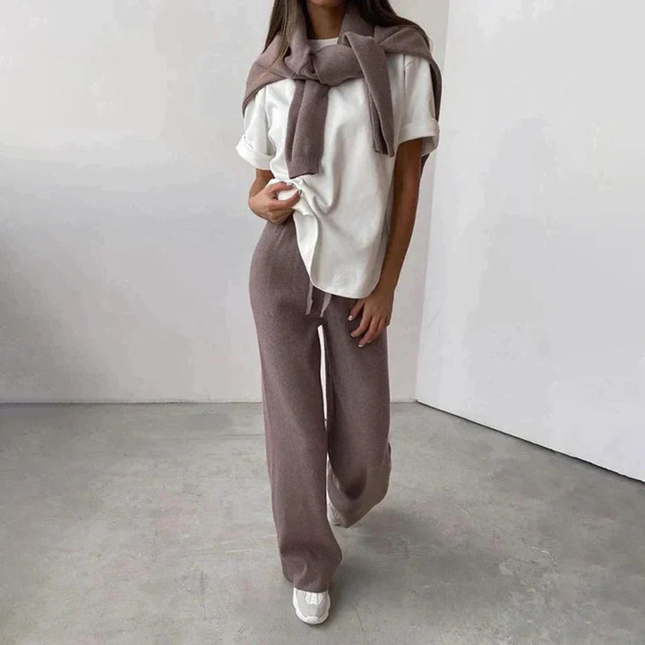 Ensemble décontracté femme moderne offrant un confort optimal, adapté pour la maison et les sorties.
