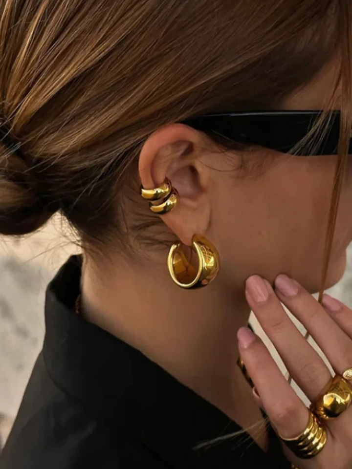 Bijou manchette d'oreille épaisse couleur or, accessoire chic pour femme.