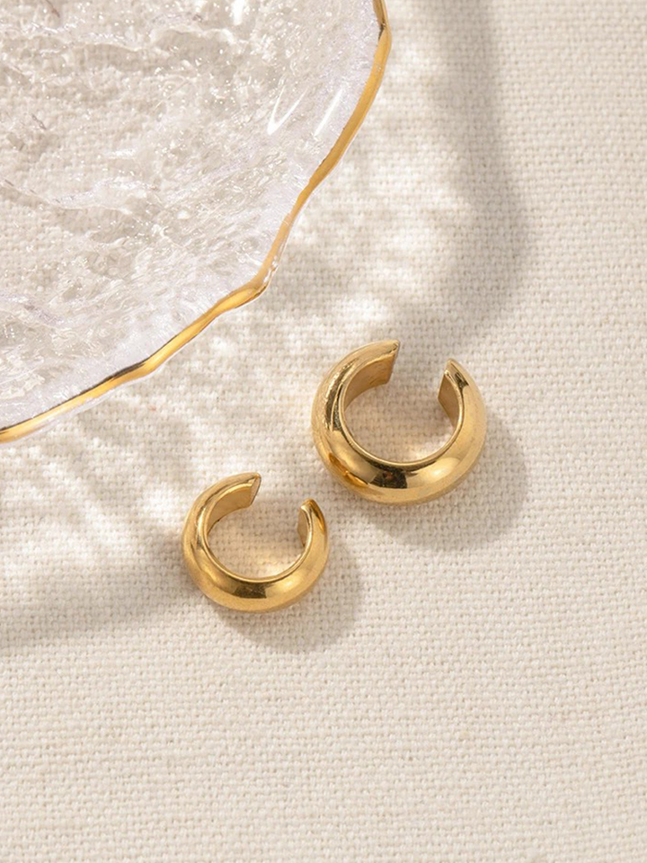 Manchette d'oreille dorée tendance pour femme, design audacieux et épais, sans perçage.