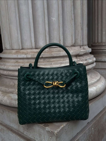 Gros plan tressage sac à main femme, texture cuir vegan, détail chic.