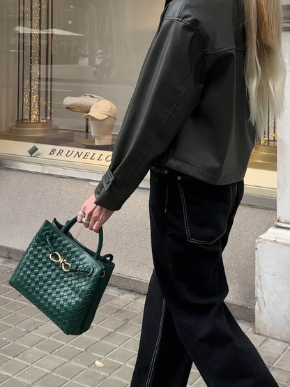 Vue latérale du sac à main tressé compact, bandoulière ajustable, chic et pratique.