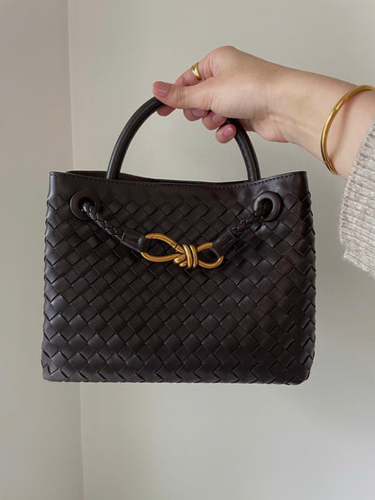 Bourse femme élégante, tressée, en cuir vegan, compacte et polyvalente.