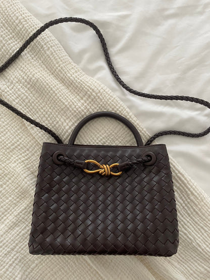Sac à main tressé élégant, porté épaule, cuir vegan, accessoire mode femme.
