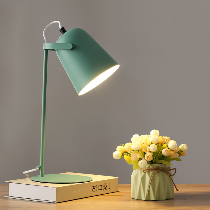 Lampe de chevet moderne aux couleurs macaron, design rotatif minimaliste pour un éclairage doux et chic.