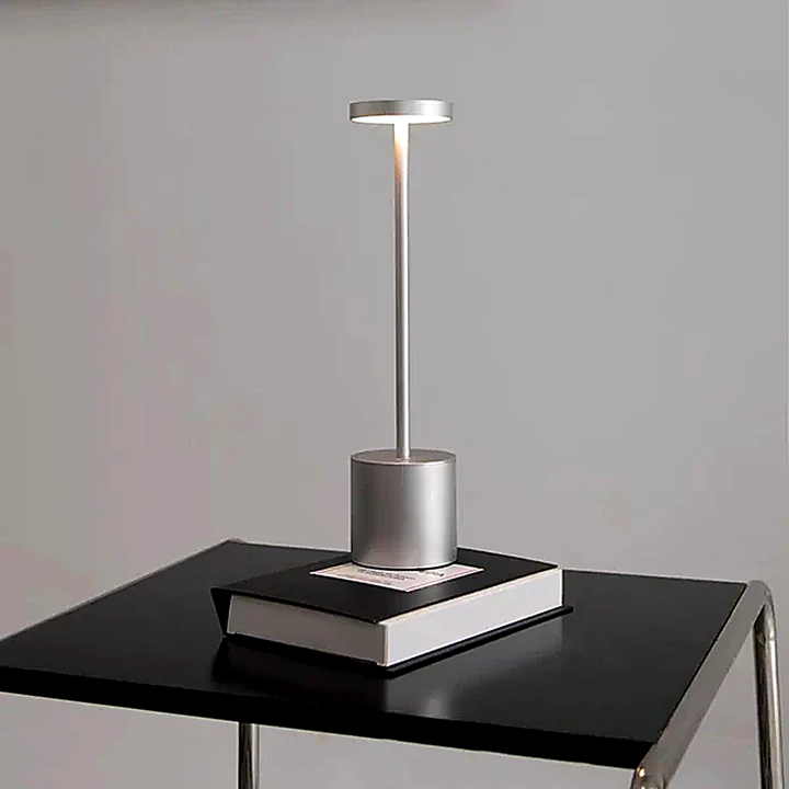 Lampe moderne LED sans fil, design scandinave, pour une décoration élégante et fonctionnelle.