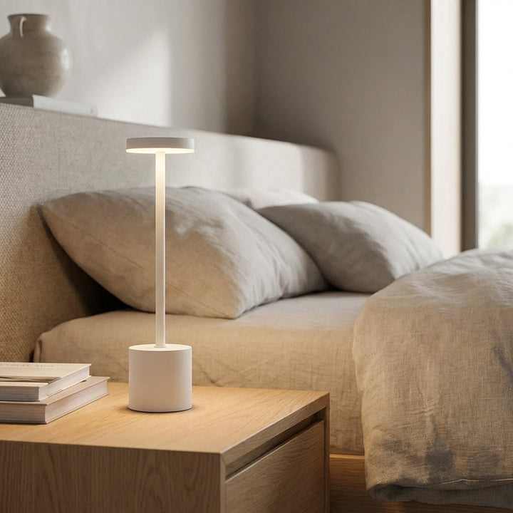 Lampe de table LED sans fil rechargeable, design tactile réglable, pour une ambiance intérieure/extérieure.