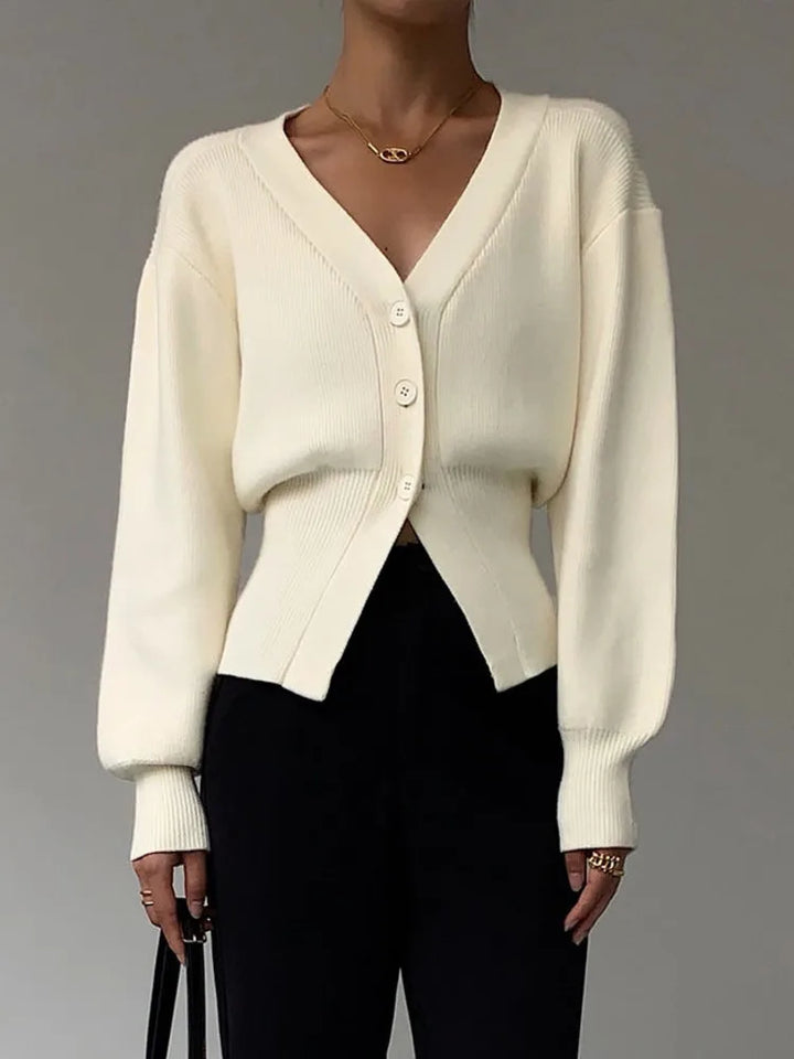 Cardigan pull femme élégant à col V, parfait pour un style automne-hiver chic et confortable. Mode féminine.
