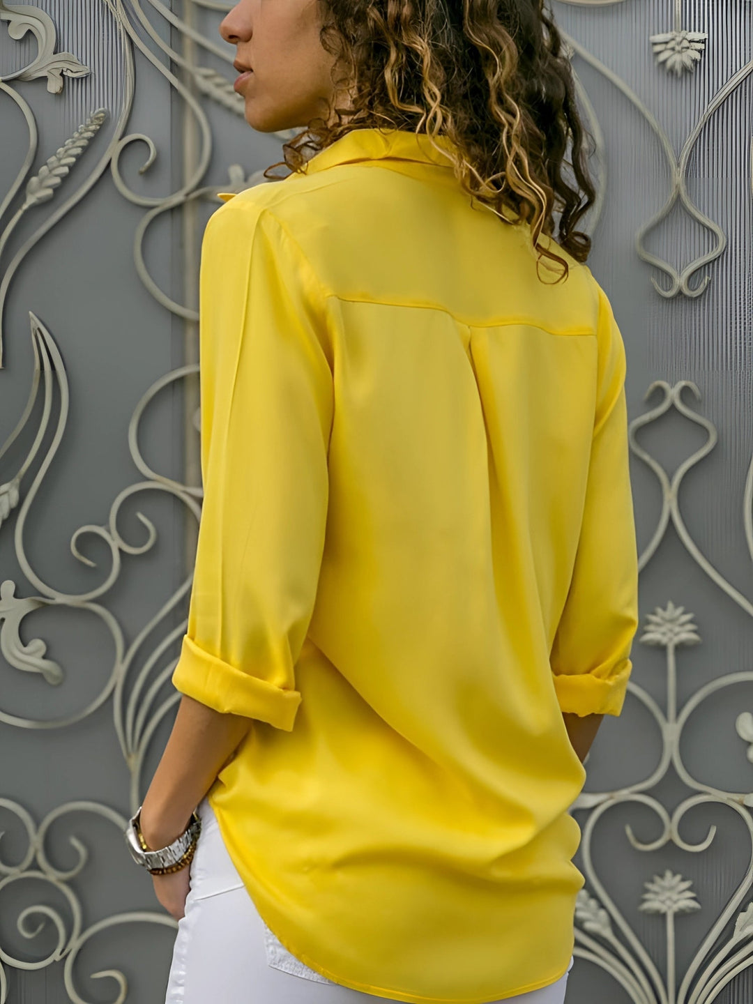 Chemisier femme coupe fluide, manches longues, col V. Silhouette moderne pour le bureau.