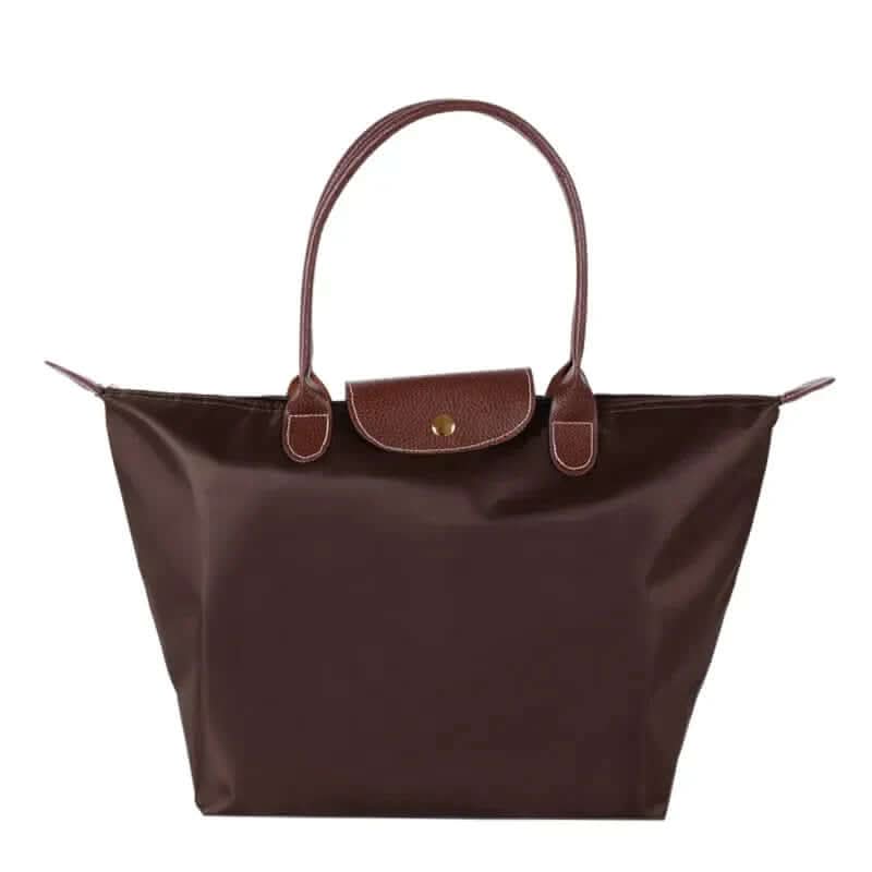 Vue frontale d'un sac à main femme moderne et élégant, design épuré, parfait pour toute occasion.