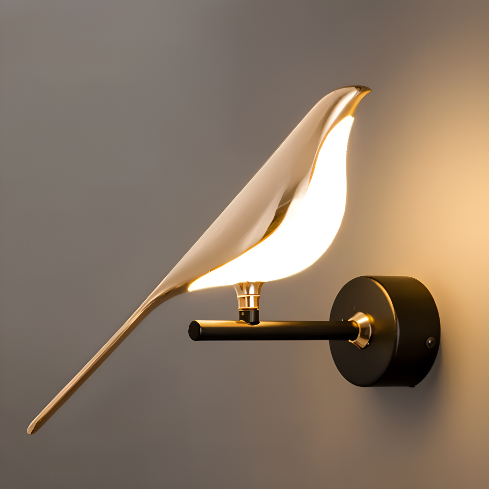 Applique murale LED dorée avec oiseau rotatif, design élégant et moderne.