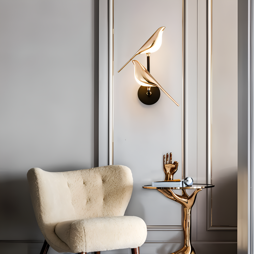Éclairage mural LED doré, design scandinave, oiseau mobile, pour une ambiance chic.