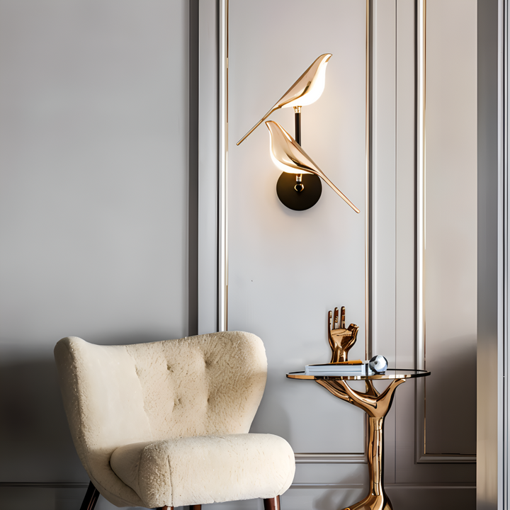 Éclairage mural LED doré, design scandinave, oiseau mobile, pour une ambiance chic.