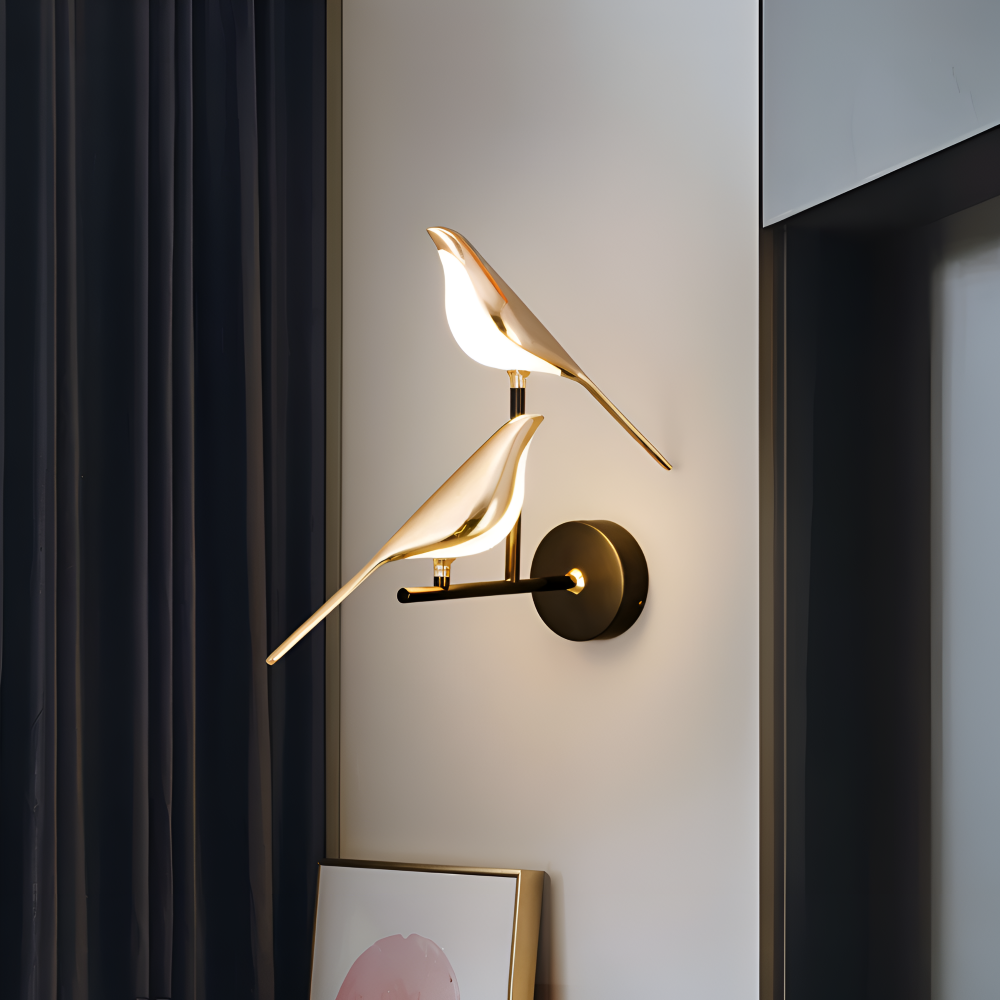 Élégante applique LED dorée, design oiseau rotatif, éclairage décoratif pour intérieur.
