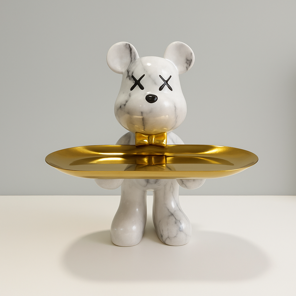 Élégante figurine d'ours debout en résine, offrant un plateau chic pour vos petits objets de décoration.