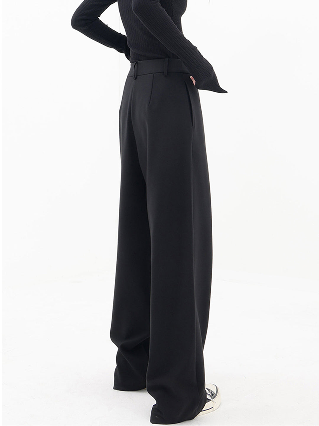 Pantalon large asymétrique femme, double boutonnage, style moderne et confortable.