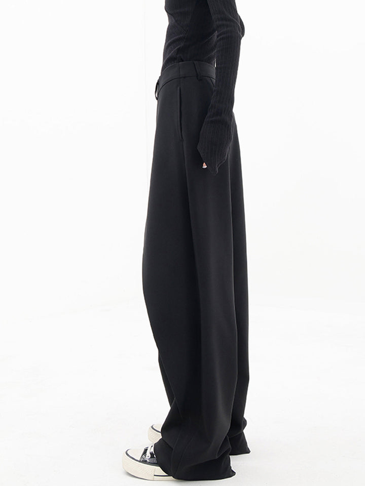 Pantalon femme chic, coupe large asymétrique, double boutonnage, pour un look mode.