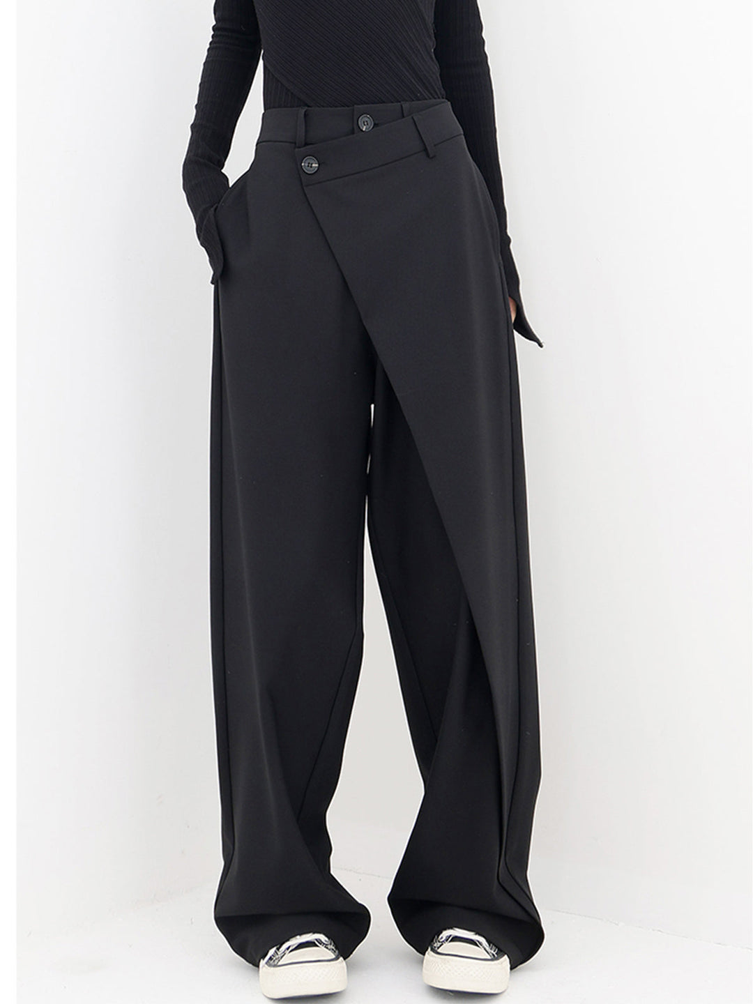 Pantalon baggy femme, coupe large et asymétrique, double boutonnage, confort streetwear.