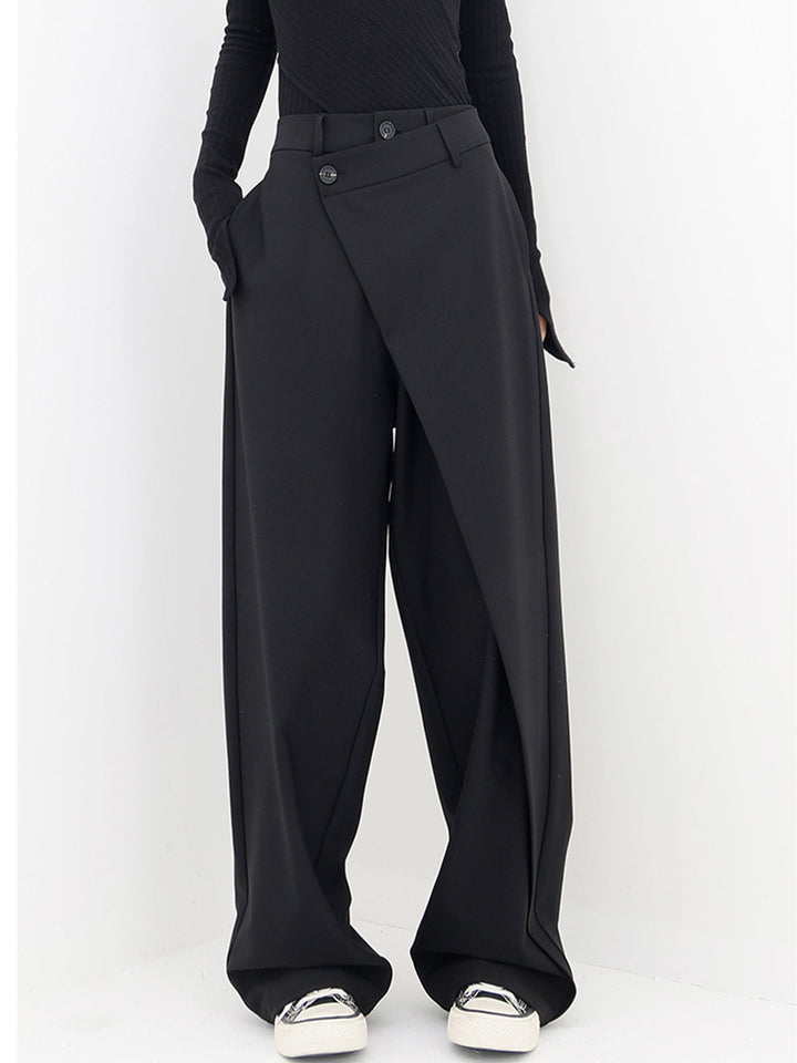 Pantalon baggy femme, coupe large et asymétrique, double boutonnage, confort streetwear.
