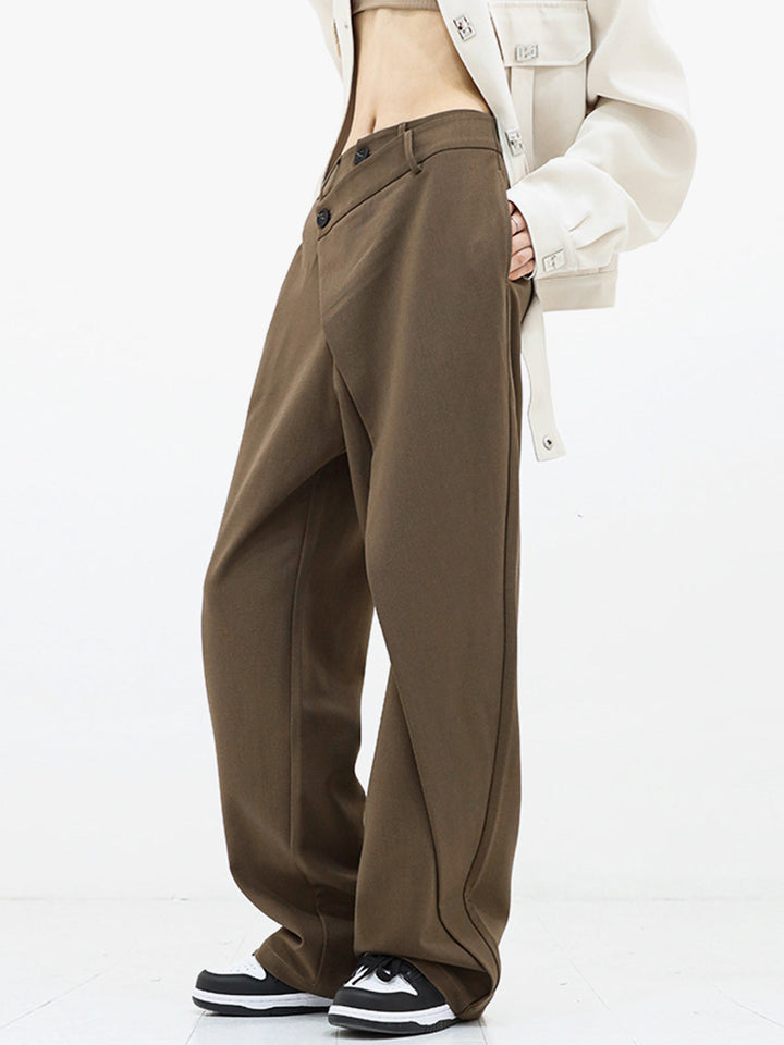 Mode femme: pantalon large asymétrique, double boutonnage, idéal pour un style chic et tendance.