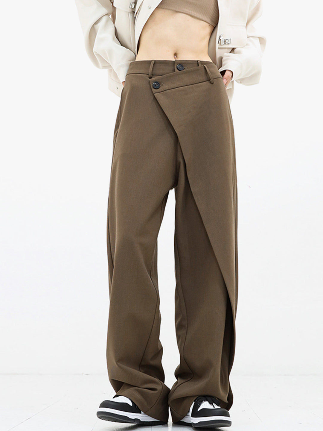 Pantalon femme avec double boutonnage, coupe large asymétrique, parfait pour un look audacieux.