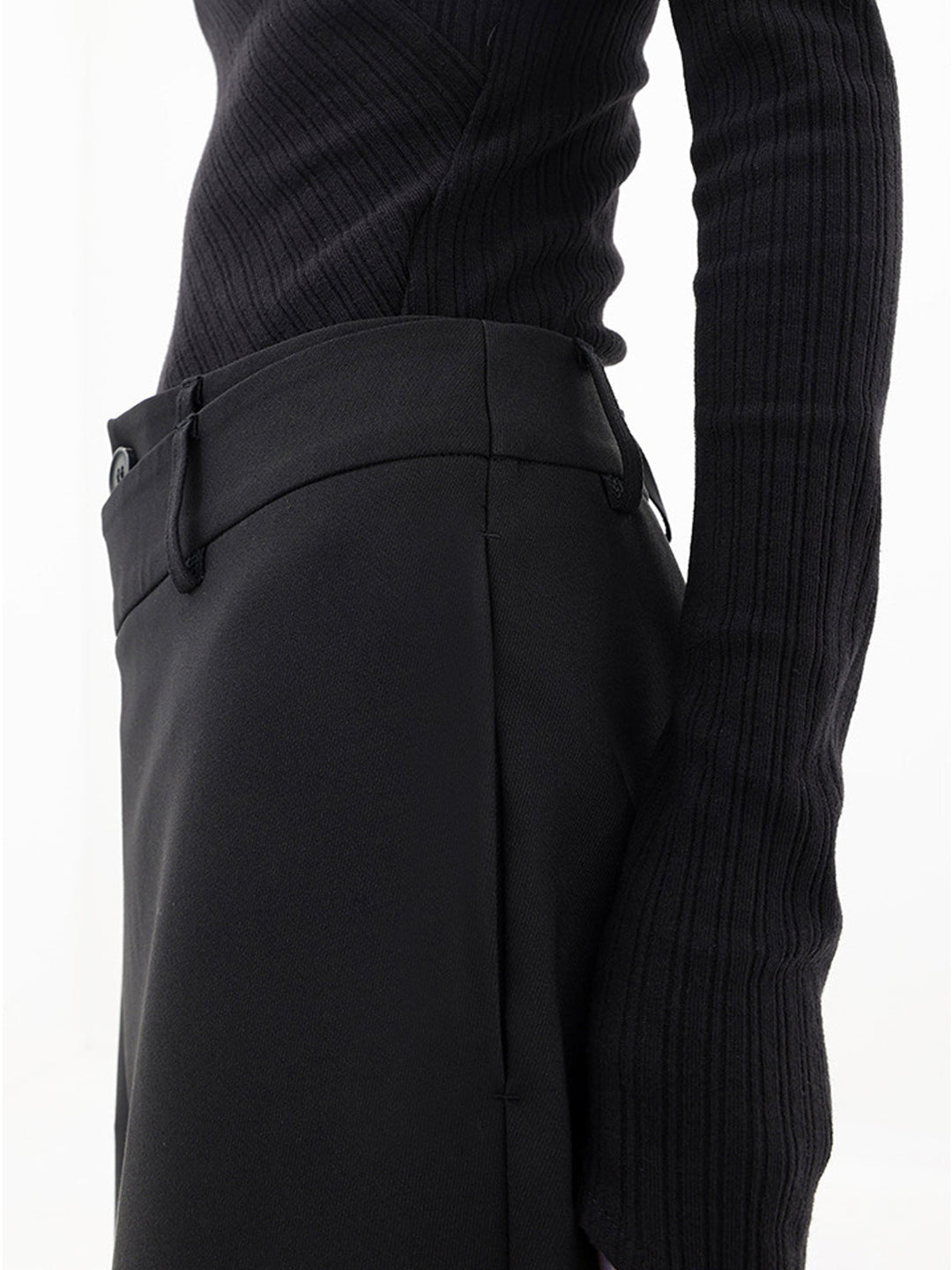 Pantalon femme large asymétrique, double boutonnage, élégant et confortable.