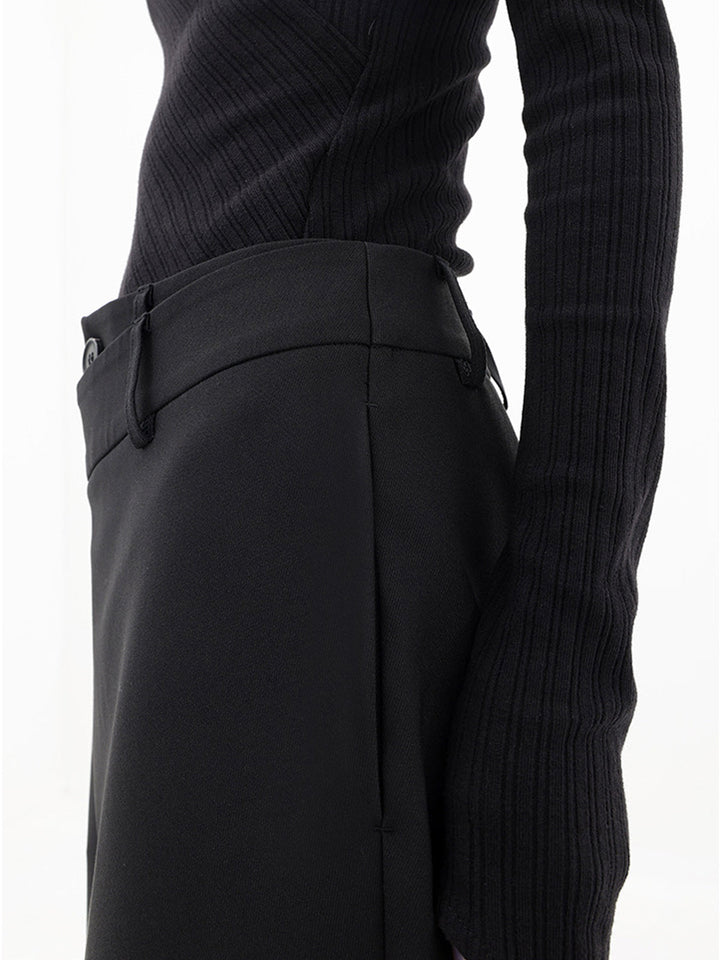 Pantalon femme large asymétrique, double boutonnage, élégant et confortable.
