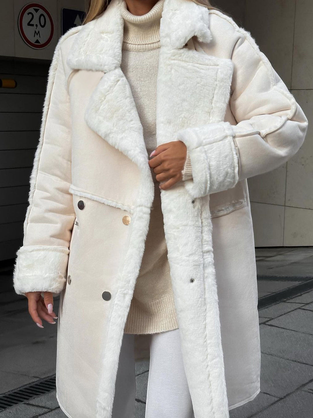 Veste manteau femme chic et confortable. Pardessus élégant gris/beige, parfait pour la mode automne-hiver.