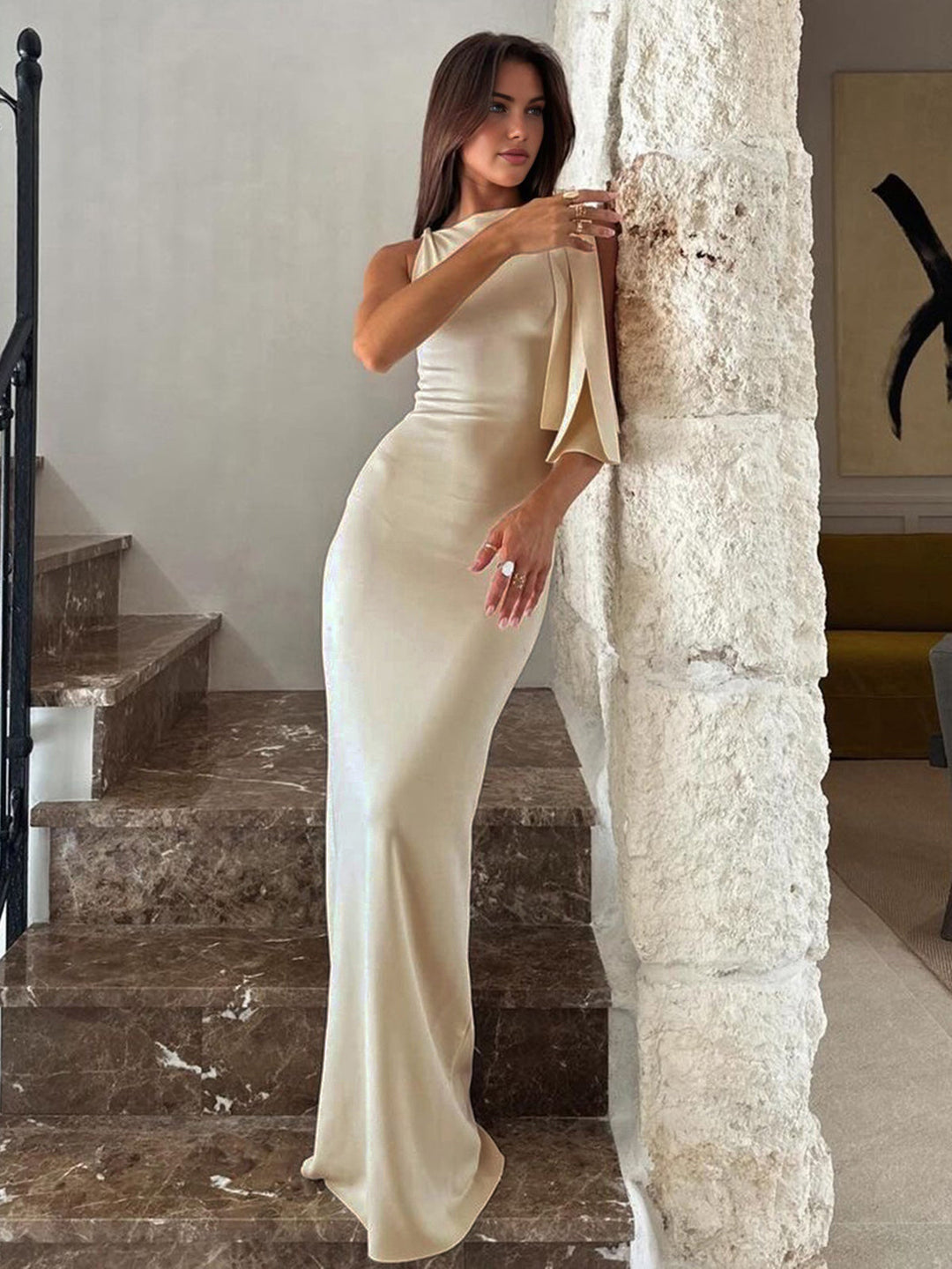 Maxi-robe longue noire femme, ajustée et chic. Idéale pour soirées formelles et tenues de gala.
