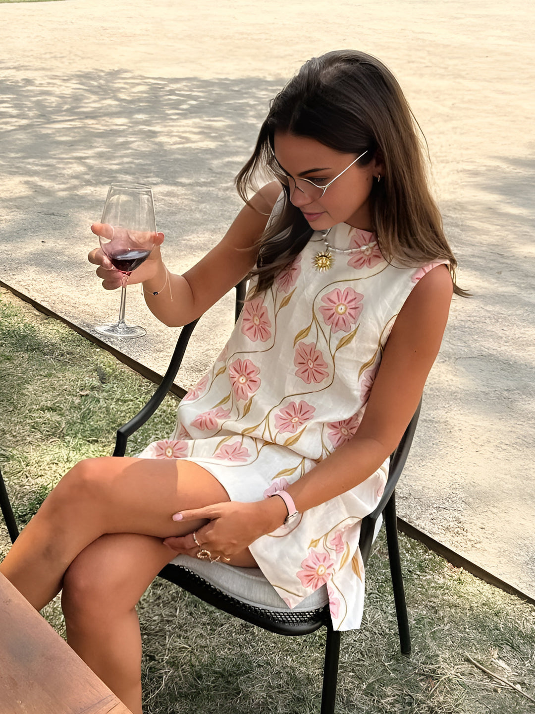Robe d'été fleurie sans manches pour femme, style aérien et confortable, parfaite pour les vacances estivales.
