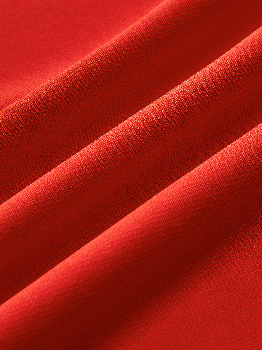 Robe ajustée femme rouge, longue et chic. Parfaite comme maxi-robe de soirée ou tenue de gala élégante.