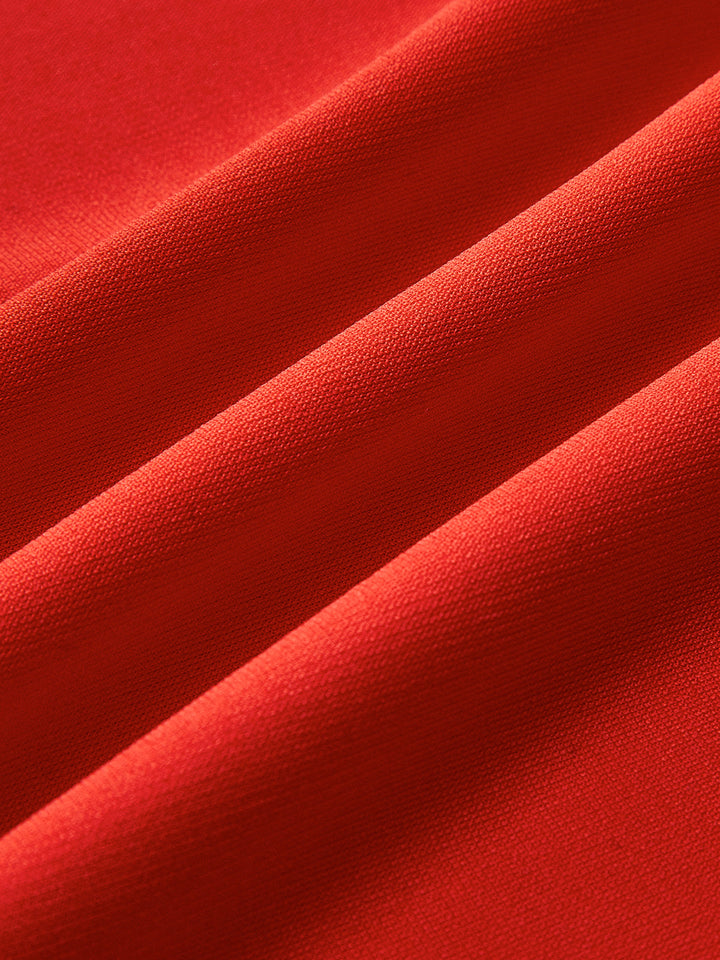 Robe ajustée femme rouge, longue et chic. Parfaite comme maxi-robe de soirée ou tenue de gala élégante.