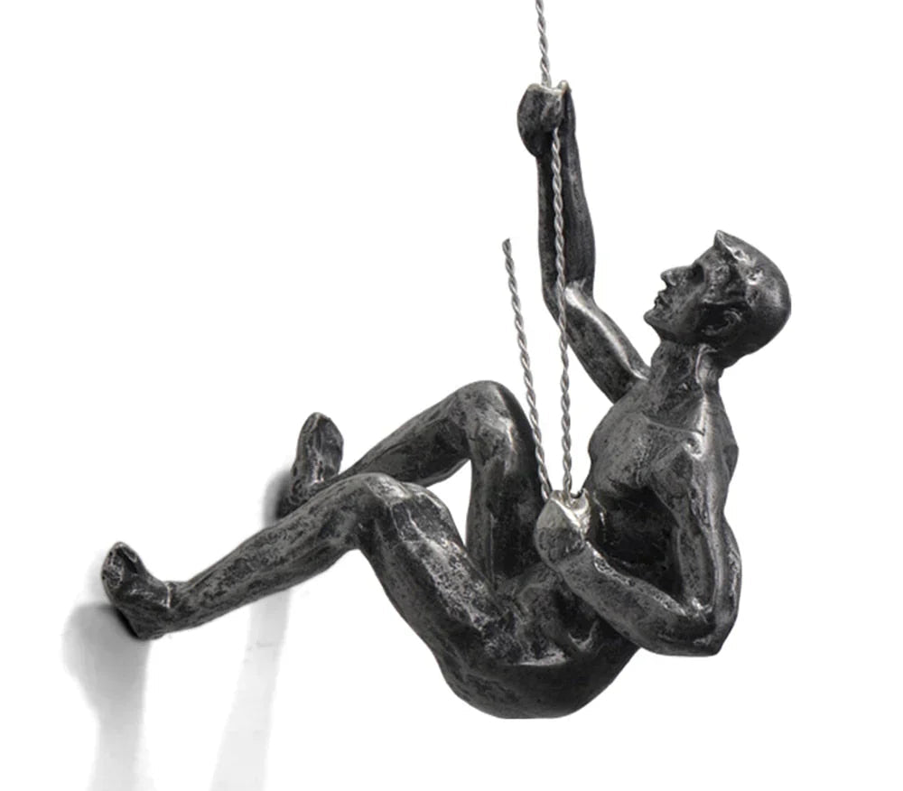 Décoration murale design, sculpture abstraite homme en escalade symbolisant force et persévérance.