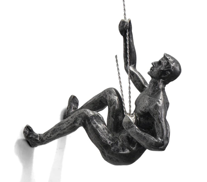 Décoration murale design, sculpture abstraite homme en escalade symbolisant force et persévérance.