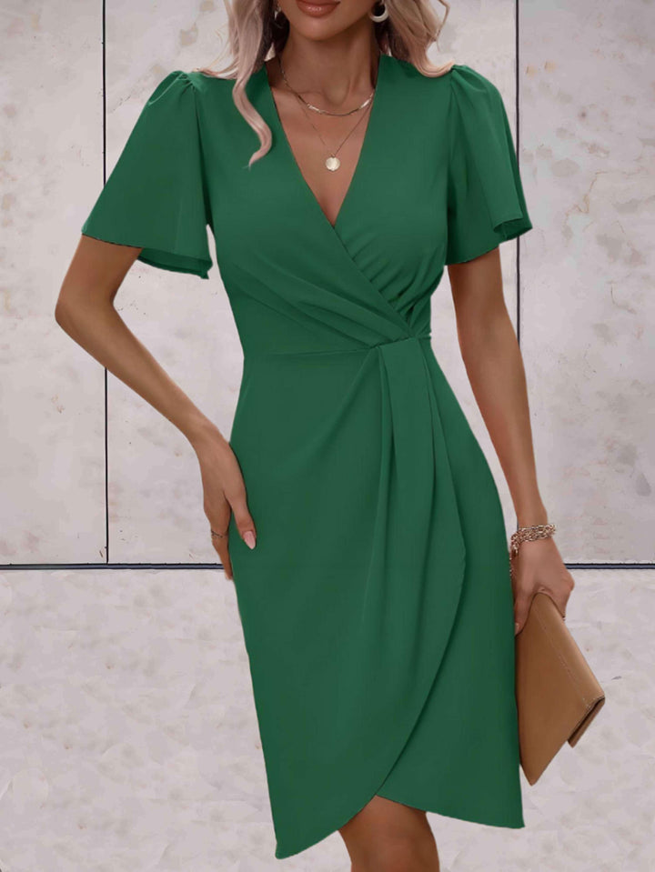 Robe portefeuille fluide et élégante, col en V. Idéale pour mode femme chic et confortable.